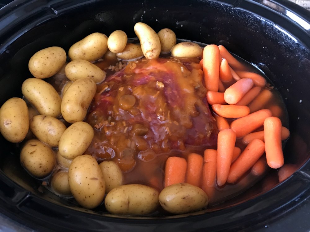 cooking roast and vegetables in crockpot